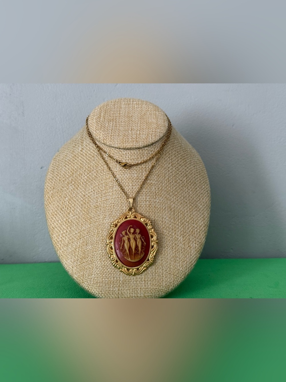 Gold-Tone Red Cameo Pendant Necklace - Vintage-